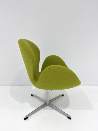 Swan Chair by Arne Jacobsen, side