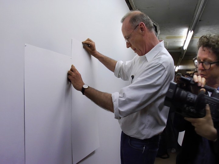 Anthony McCall in Jeff Preiss and Anthony McCall: Beckoning Cats and Five Minute Drawing