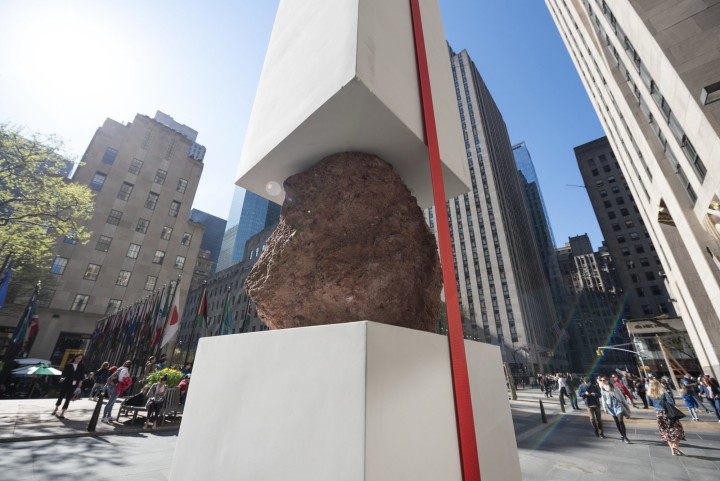 Frieze New York Unveils the Inaugural Frieze Sculpture at Rockefeller Center