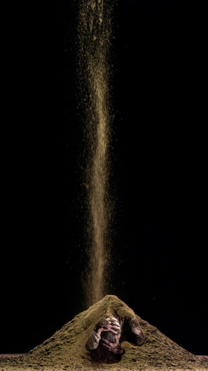 , BILL VIOLA (比尔 维奥拉),&nbsp;Earth Martyr,&nbsp;2014, color high-definition video on plasma display mounted vertically on wall, 42 3/8 x 24 1/2 x 2 5/8 in. 7:10 minutes. Executive producer: Kira Perov,