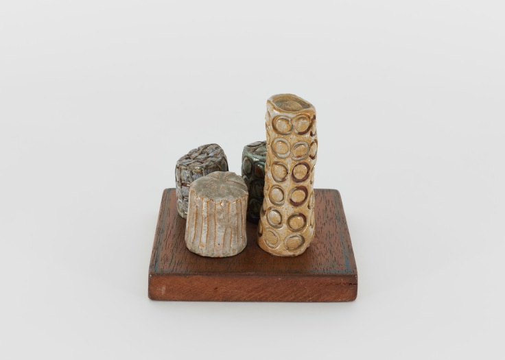 Sin T&iacute;tulo (Untitled), 1973&nbsp;, Glazed ceramic, wood base&nbsp;
