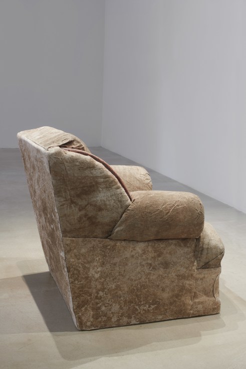 TERESA MARGOLLES Sill&oacute;n tapizado frente a l&iacute;nea fronteriza / Upholstered armchair facing a borderline, 2019