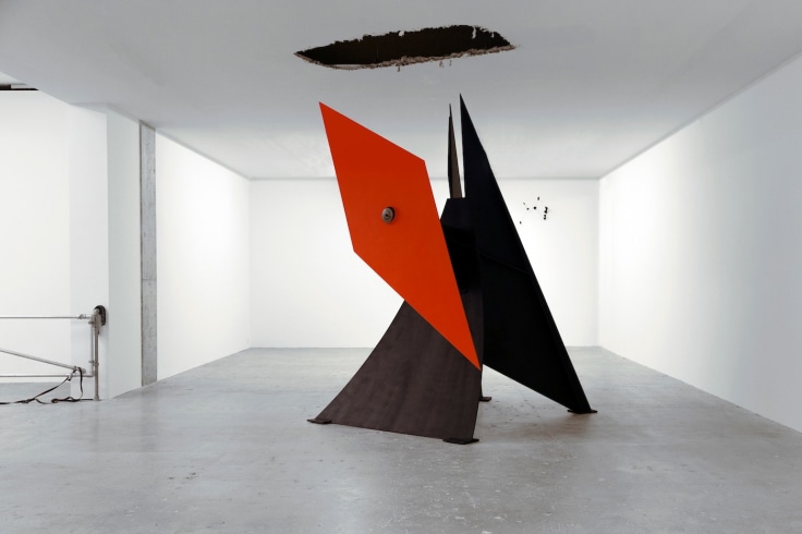 Installation view of &ldquo;Kinetics of Violence: Alexander Calder + Cady Noland&rdquo; (2017)