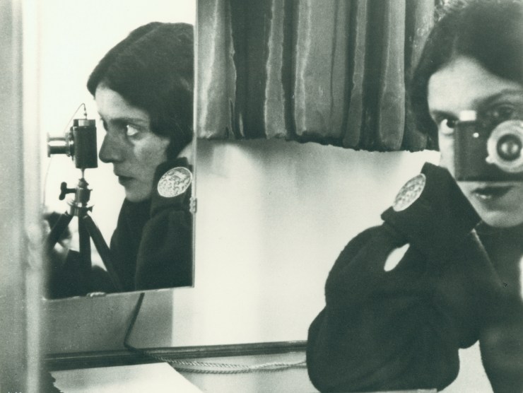Photographer Ilse Bing takes a self-portrait in two mirrors showing us her gaze and her profile in this black and white photo.