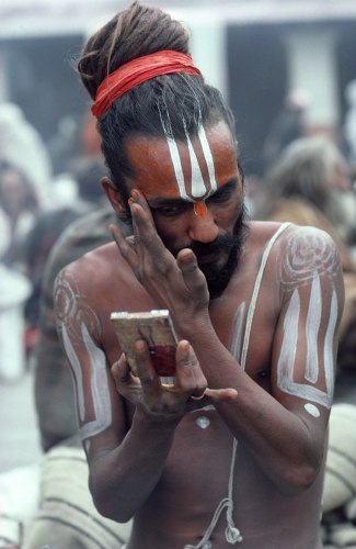 Thomas Kelly, Vaishnava Applying Tilaka, Pashupatinath, Kathmandu, Nepal, 2000 