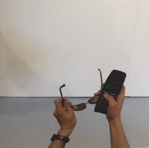 50 AZIONI. OCCHIALI E CELLULARE