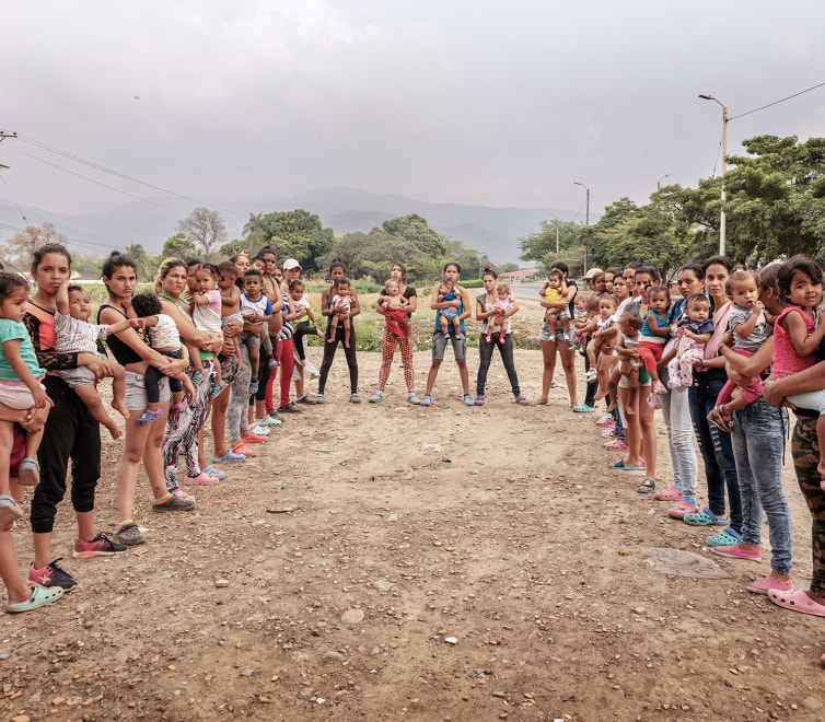 Madres Venezolanas en la frontera (Venezuelan mothers at the border) by Teresa Margolles