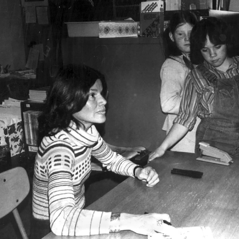 Judy Blume visits with a group of sixth graders in 1977.