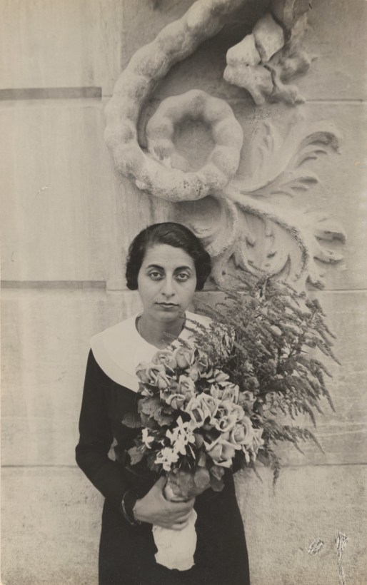 Henri Cartier-Bresson (1908-2004), Mathilde Camhi et le bouquet de fleurs, Valence, Espagne, (Mathilde Camhi and the bouquet of flowers, Valencia, Spain), 1932-1933