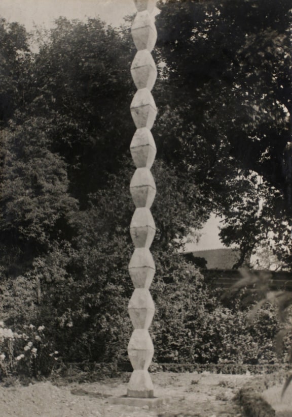 Constantin Br&acirc;ncuşi - Endless Column (In Edward Steichen's Garden at Voulangis), 1932 Gelatin silver print, printed c. 1932 ; Bruce Silverstein Gallery