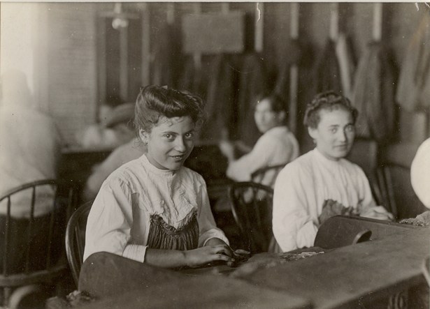 Lewis Hine - Tampa Florida Cigarmakers
