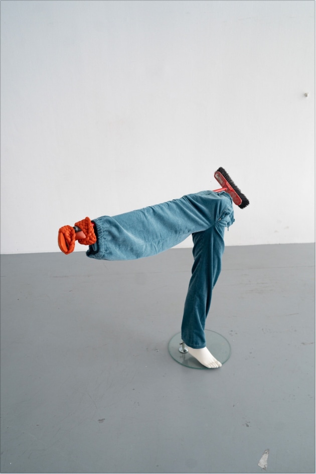 ERWIN WURM, One Minute Sculpture, 2020