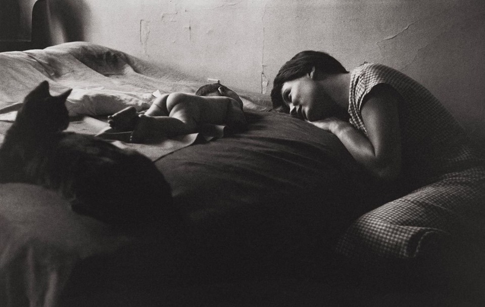 30. Elliott Erwitt (b. 1928), Wordless exchange of love between New Yorker and her daughter (Feb. 14, 1955 Issue, p. 133), 1953