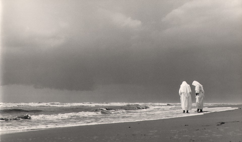 Augusto Cantamessa, Le carezza. Spiaggia di Viareggio, 1960