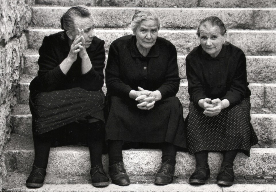 Nino Migliori, The Hands Speak, 1956. Three women sitting on stairs chatting.