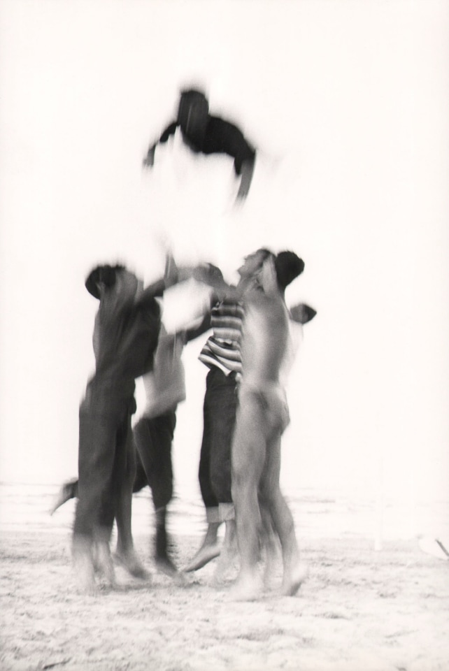 Vittorio Ronconi, Il Lancio, ​c. 1959. A group of figures on a beach, blurred with motion as they toss one figure into the air.