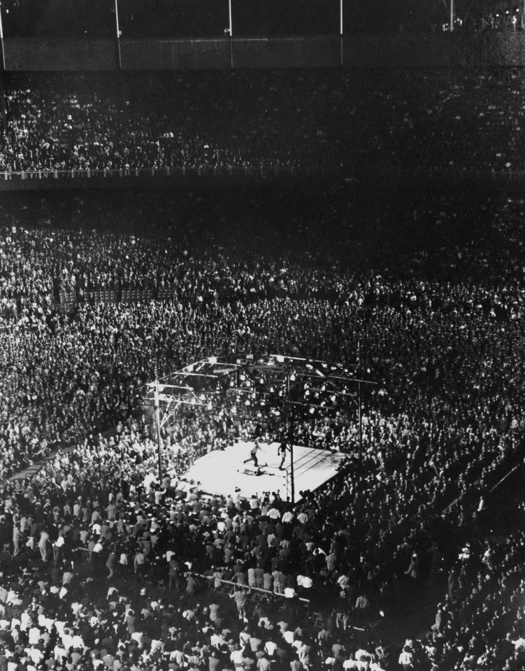 37.&nbsp;Ralph Morse (1917-2014) and Gjon Mili (1904-1984), Sugar Ray Robinson vs. Randy Turpin, Polo Grounds, New York&nbsp;(Sept. 24, 1951 Issue, p. 48), 1951