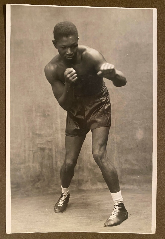 BOXING AUTOGRAPHED ALBUM ITALY MILAN BOXING CLUB, SOME CREDITED TO FARABOLA, 1920S