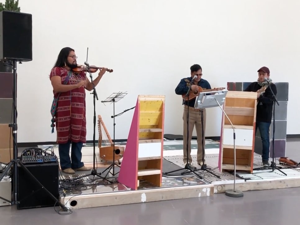 Abraham Cruzvillegas participates in Kunsthaus Zürich in Zürich with her exhibition Autoreconstrucción: social tissue