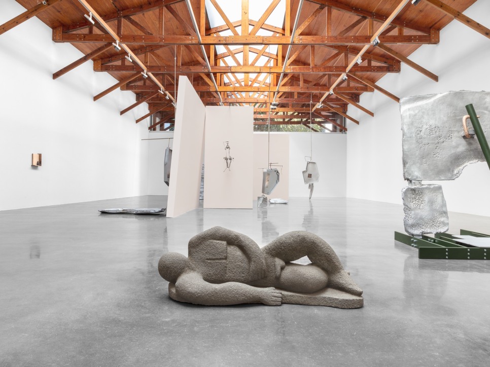 nairy baghramian - modèle vivant