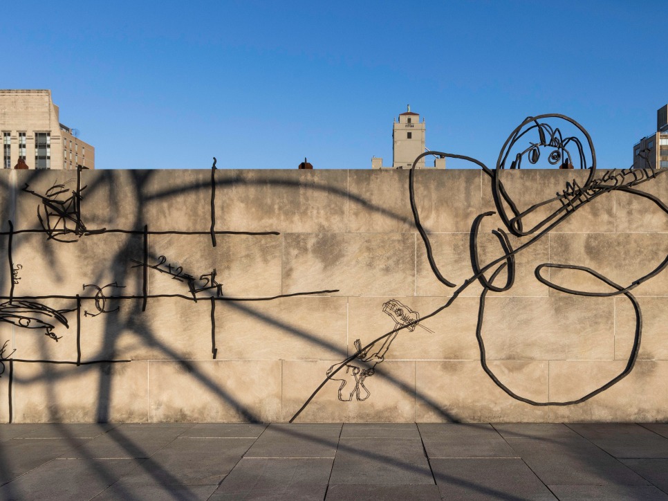 prensa: petrit halilaj | en el Met Roof, escribiendo en el cielo hacia la libertad