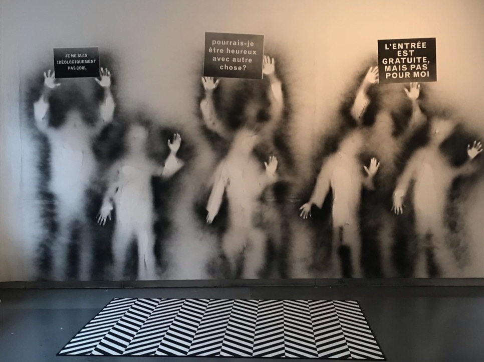 carlos amorales participa en el Lille 3000 Eldorado  Mexico con su exposicion  protesta fantasma