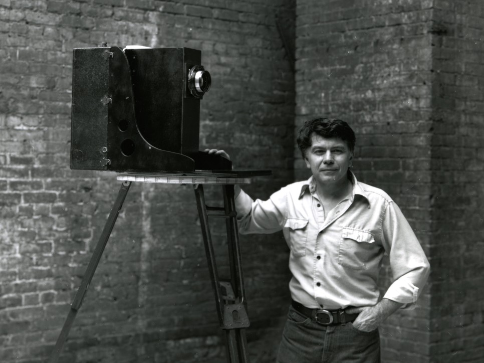 Black and white photographic portrait of Kenneth Snelson