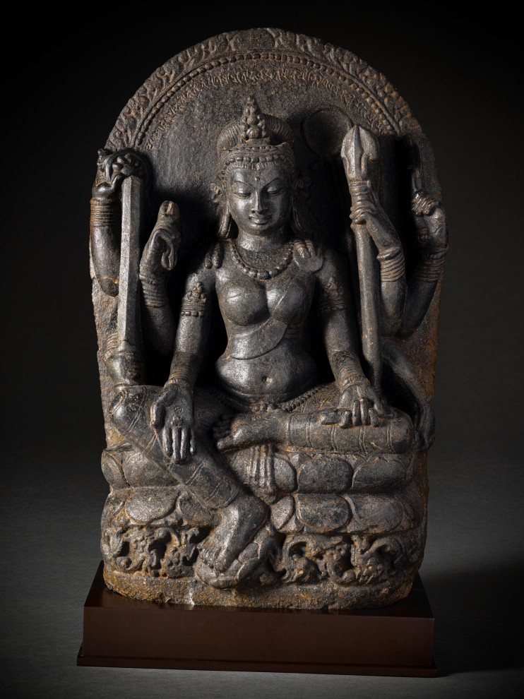 This remarkable sculpture portrays Mahapratisara, the principal Raksha goddess, with her distinctive eight arms adorned with various symbolic attributes.